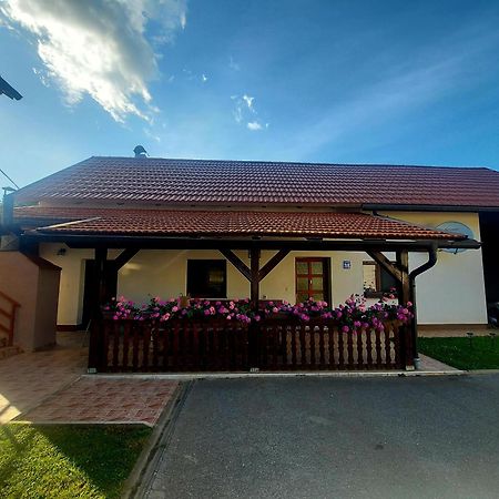 Guest House Gacka Rogic โอโทชาส ภายนอก รูปภาพ