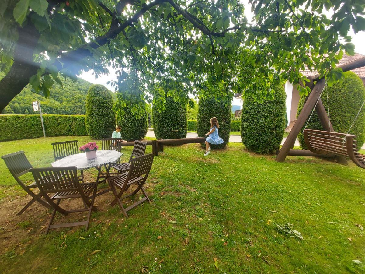 Guest House Gacka Rogic โอโทชาส ภายนอก รูปภาพ