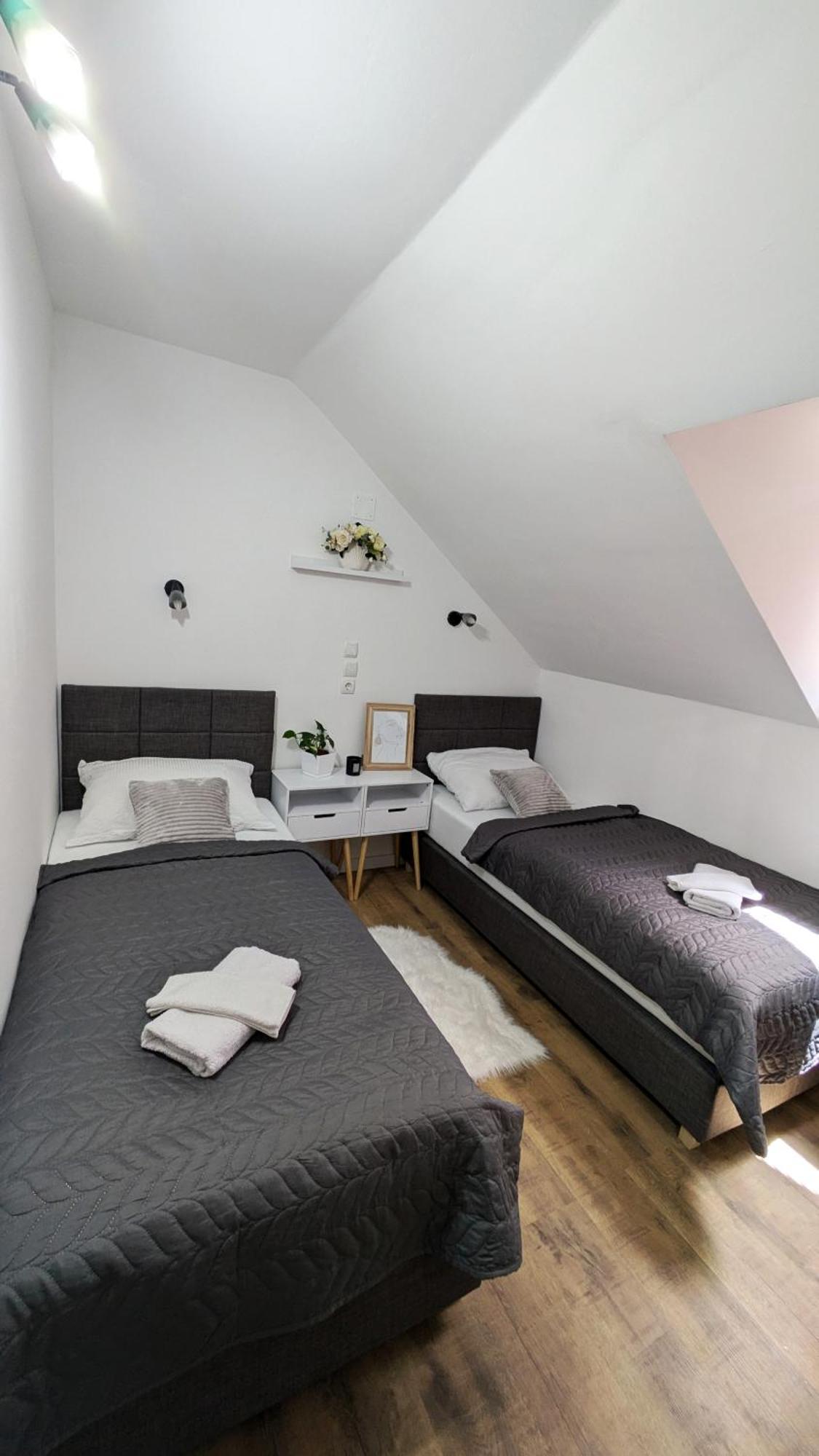 Guest House Gacka Rogic โอโทชาส ภายนอก รูปภาพ